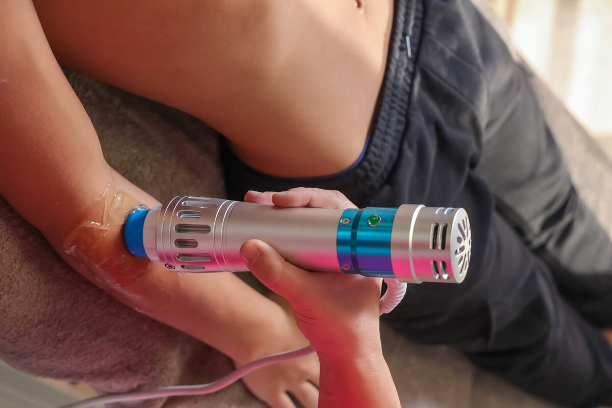 Κρουστικός υπέρηχος Shockwave therapy sto kentro fysiotherapias Therafit stin Petroupoli Attikis